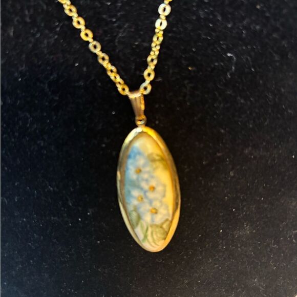 24” Goldtone Necklace with Oval Floral Pendant See Photos for Size Comparison - Picture 3 of 7